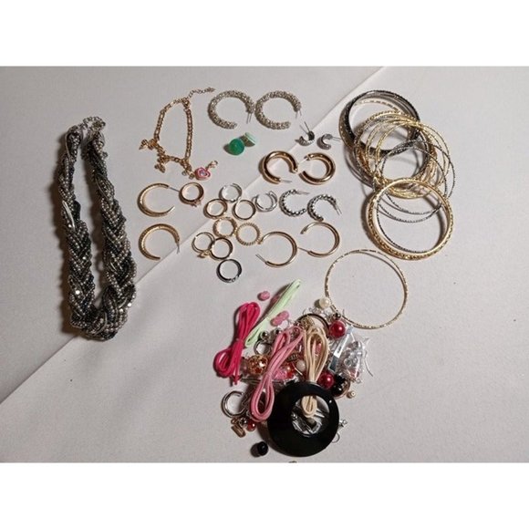 Lot of Random Jewelry‎ Pieces with Jewelry Making Extras - Picture 1 of 10